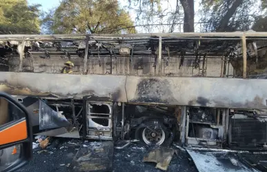 Incendio consume autobús de pasajeros al sur de Monterrey