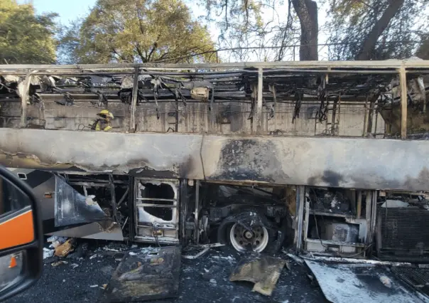 Incendio consume autobús de pasajeros al sur de Monterrey