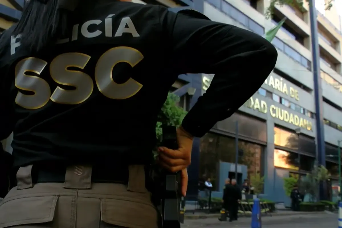 Policía de la SSC de CDMX sujetando su pistola.   Foto: SSC