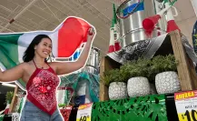Sombreros, banderas y matracas: supermercados de Nuevo León se adelantan al Día de la Independencia