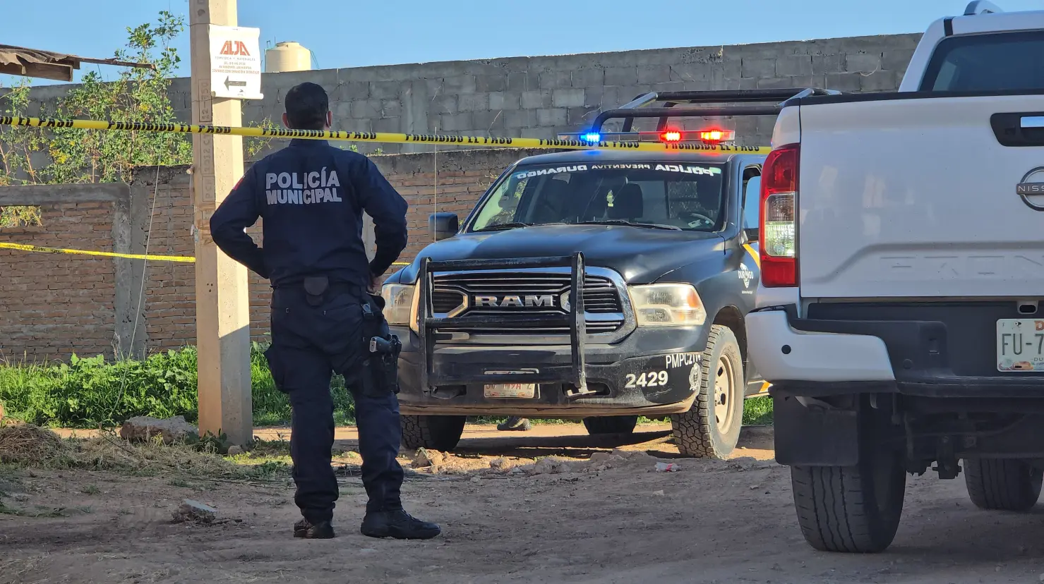El cuerpo sin vida de un hombre fue localizado en un lote baldío en Durango. Foto: Luis Lozano.
