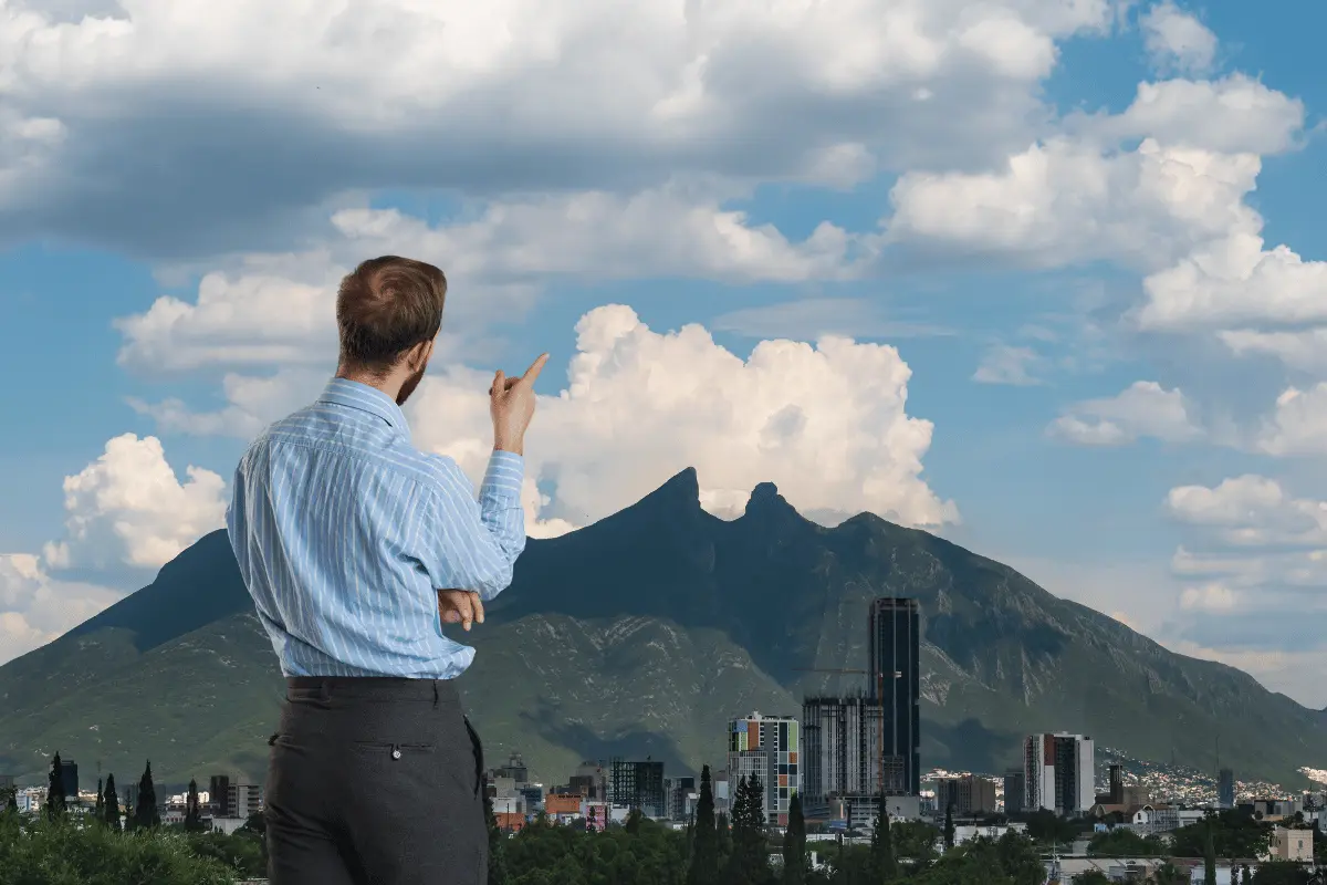 La trayectoria de Alpek es una historia de expansión estratégica y diversificación. Foto: Canva.