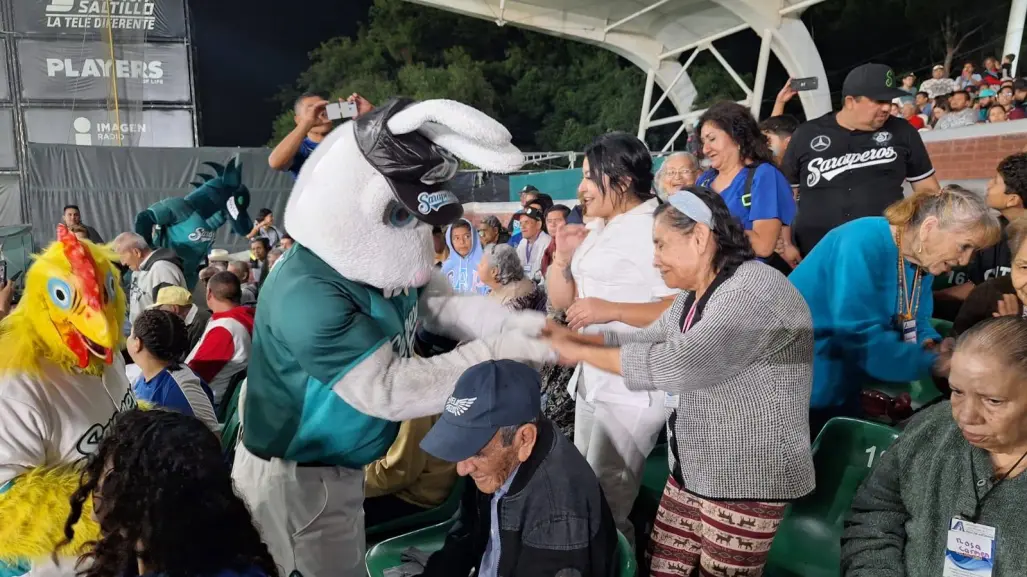 Abuelitos del Asilo Ropero del Pobre disfrutan victoria de Saraperos
