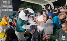 Abuelitos del Asilo Ropero del Pobre disfrutan victoria de Saraperos