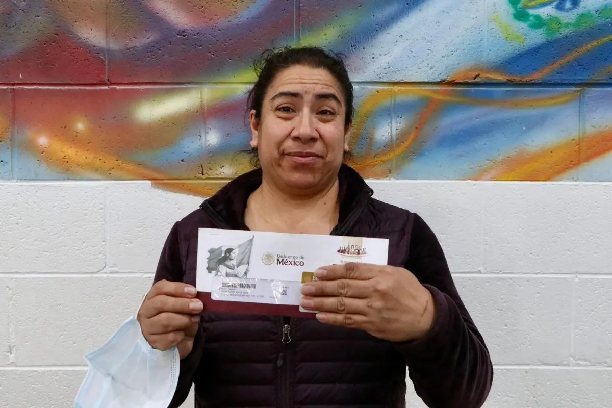 Mujer recibiendo apoyo social en Edomex. Foto: X (@A_MontielR)