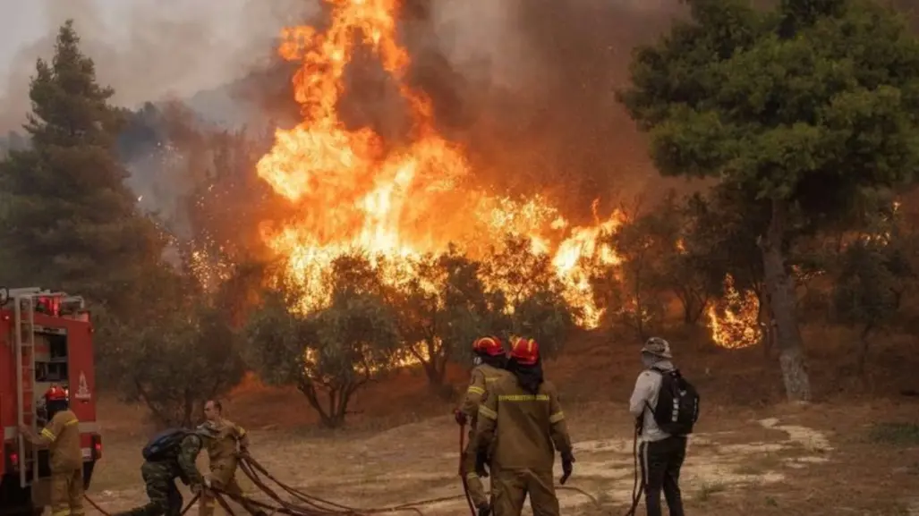 Evacúan a miles en Atenas por incendio forestal