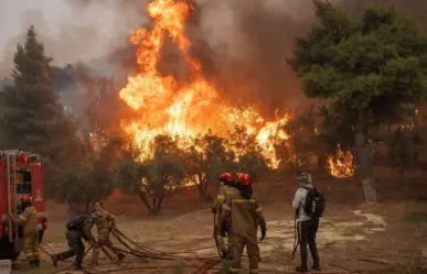 Evacúan a miles en Atenas por incendio forestal
