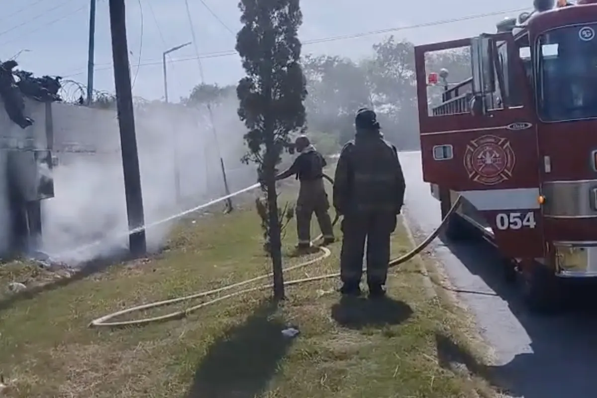 Incendio en Escuela Secundaria causa daños en infraestructura eléctrica debido a acumulación de basura. Conoce las consecuencias y responsabilidades