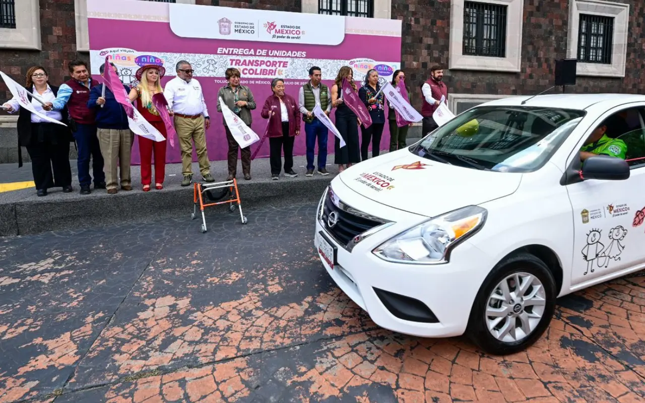 Gobernadora del Estado de México en la entrega de “Transporte Colibrí”.  Foto: X/ @delfinagomeza (Canva)