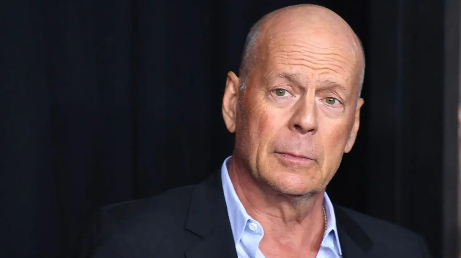 Bruce Willis de 70 años padece de afasia un padecimiento neurodegenerativo que le fue diagnosticado en 2022. Foto. Especial.