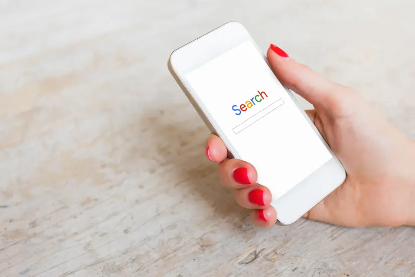 La seguridad en el hogar es crucial, y es posible usar tu smartphone para localizar micrófonos ocultos y evitar vulnerabilidades. Foto: Canva