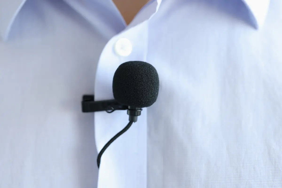 Existen métodos sencillos para detectar micrófonos ocultos en tu hogar utilizando solo tu teléfono móvil, manteniendo tu privacidad segura. Foto: Canva