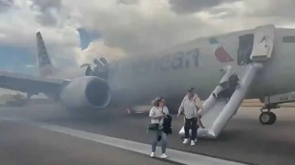 Pasajeros evacuan avión de American Airlines tras incendio en rueda principal
