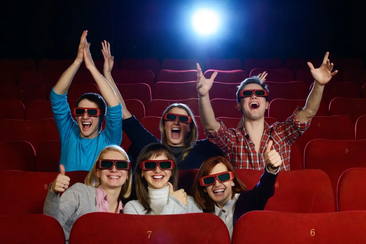 Sala de cine con amigos Foto: Canva