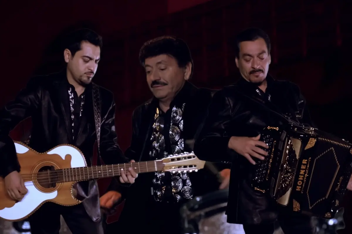 Los Tigres del Norte y sus más grandes éxitos: el rugido del norte en el siglo XXI (Foto: YouTube, Los Tigres del Norte / Canva)
