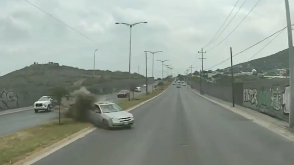 Capta tráiler momento en que conductor pierde el control en San Nicolás de los Garza