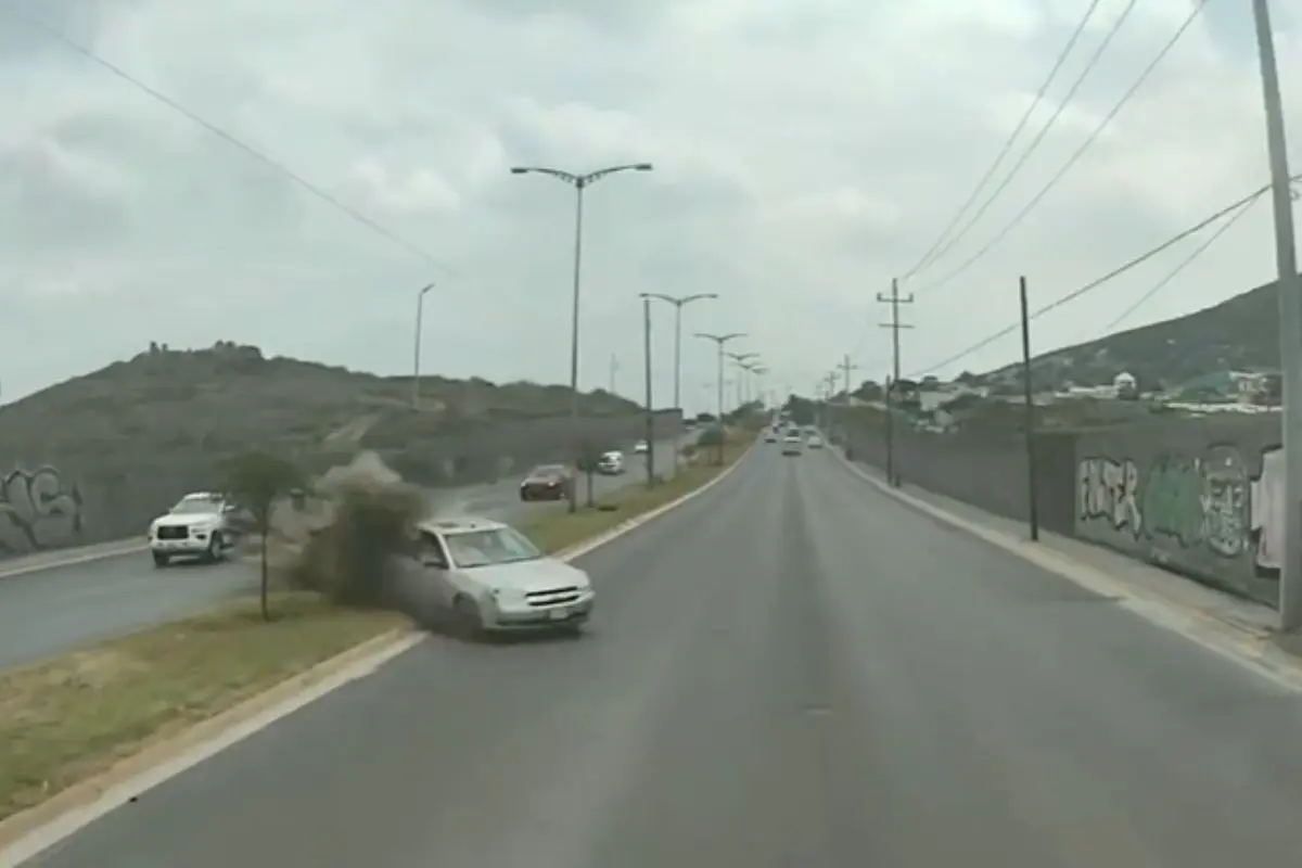 Choque de automóvil contra tráiler Foto: Captura de pantalla de video