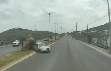 Capta tráiler momento en que conductor pierde el control en San Nicolás de los Garza