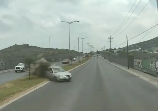 Capta tráiler momento en que conductor pierde el control en San Nicolás de los Garza