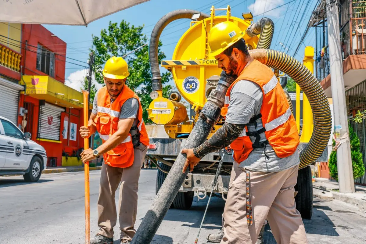 Trabajadores de AyD de Monterrey Foto: facebook Agua y Drenaje de Monterrey