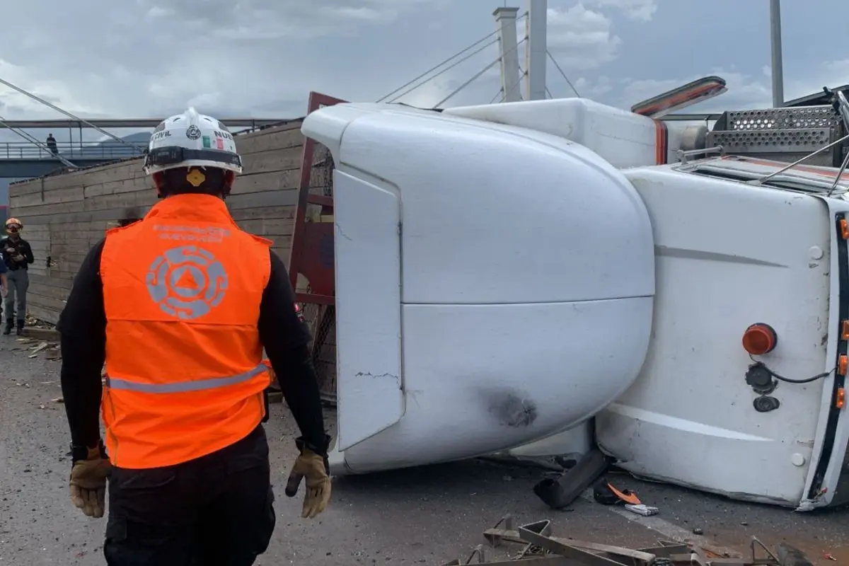 Tráiler volcado en avenida Foto: PCNL