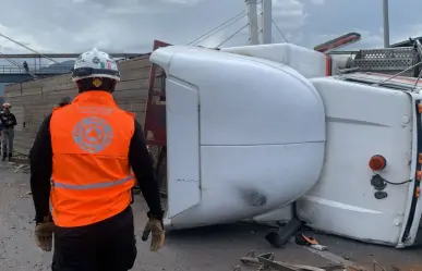 Volcadura de tráiler en San Nicolás deja a un hombre lesionado