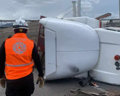 Volcadura de tráiler en San Nicolás deja a un hombre lesionado