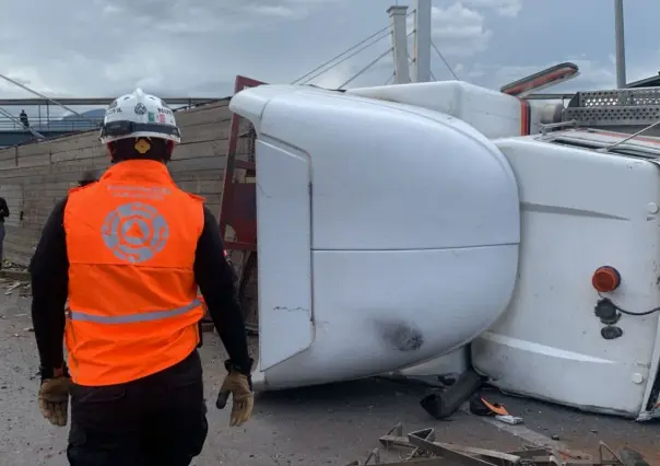 Volcadura de tráiler en San Nicolás deja a un hombre lesionado