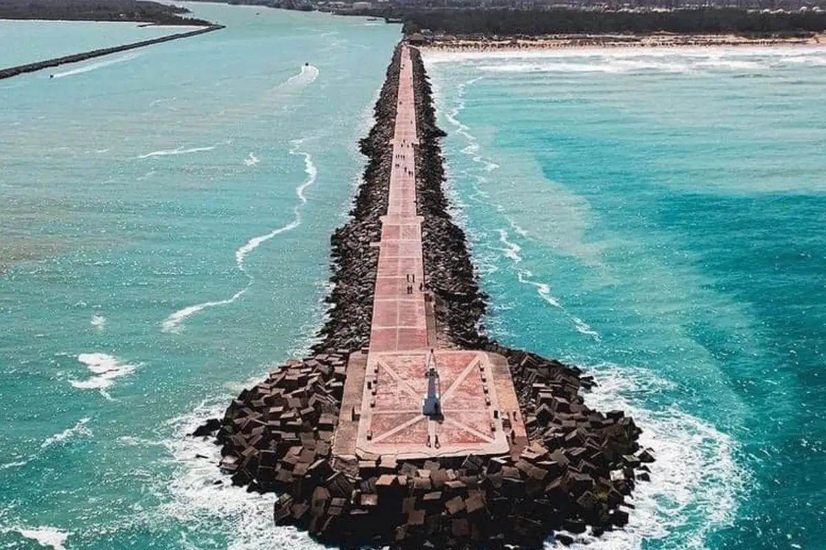Las escolleras Playa Miramar en Tamaulipas separan el golfo de México y el río Pánuco, creando un atractivo turístico único