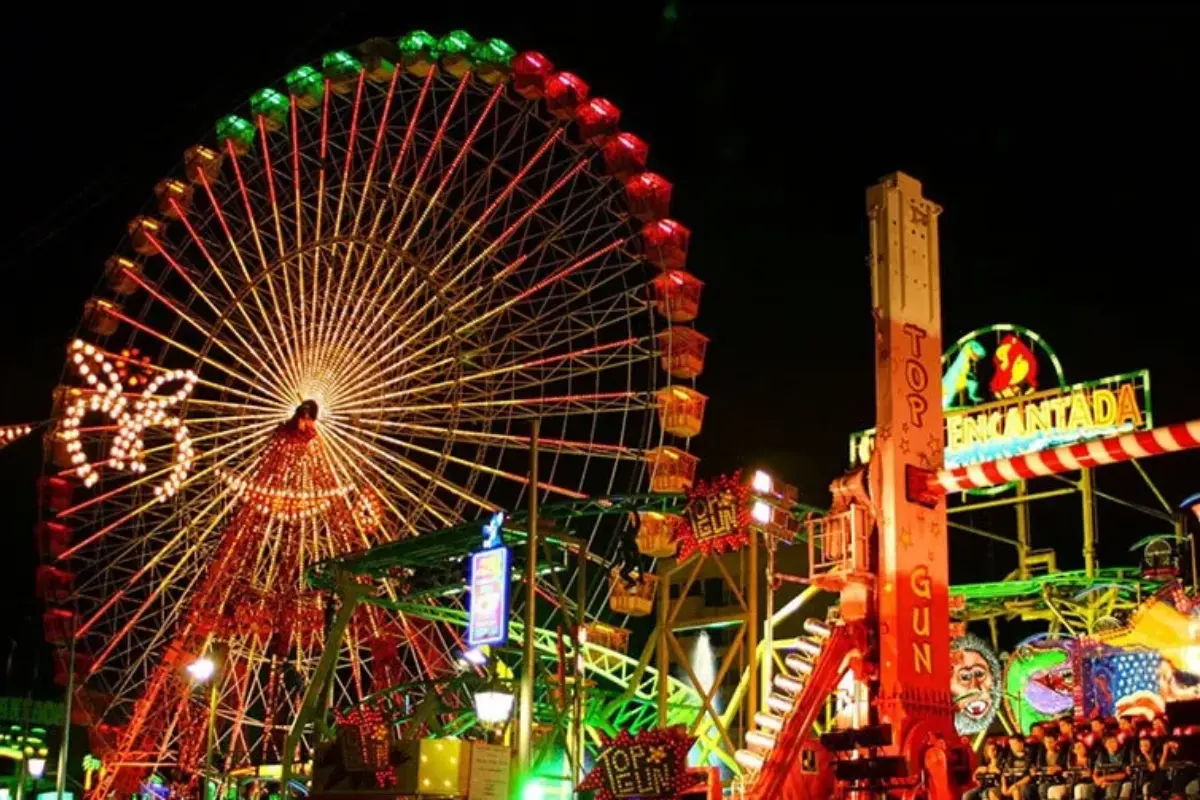 Juegos mecánicos de feria local. Foto: Canva