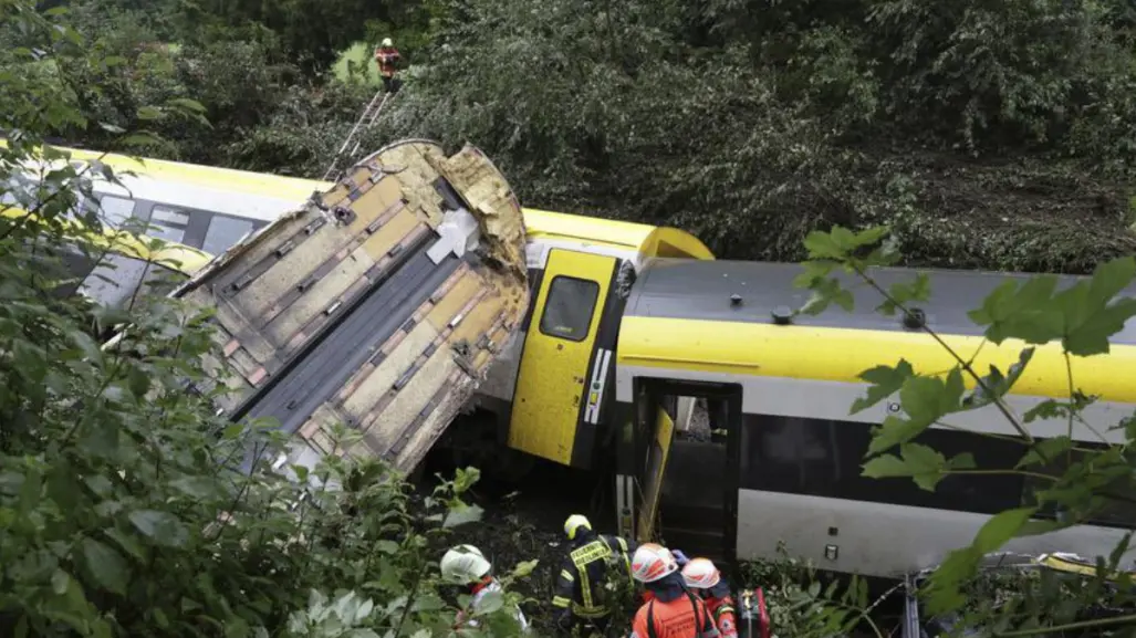 Descarrila tren en Alemania: al menos tres muertos