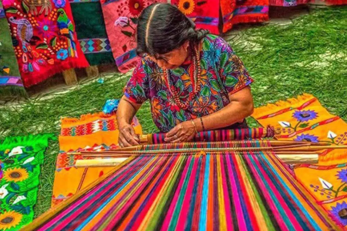 Artesana que conserva las tradiciones de la elaboración textil. Foto: X (@ElenaraLelex)
