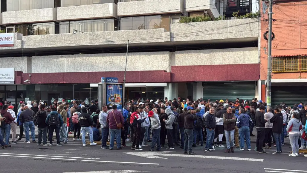 VIDEO | Empleados de limpia se manifiestan en la alcaldía Cuauhtémoc para exigir plazas pendientes