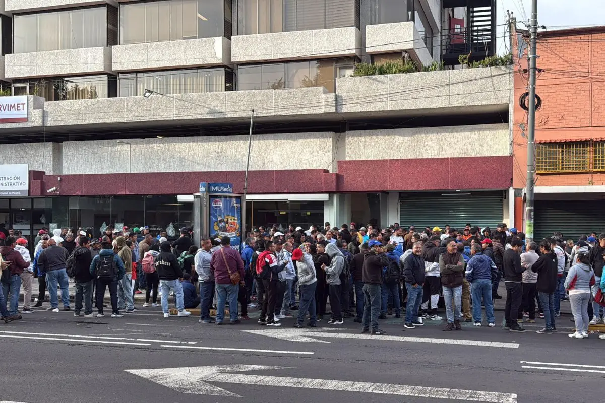 Trabajadores de limpia de la alcaldía Cuauhtémoc realizan bloqueo en CDMX. Foto: Ramón Ramírez