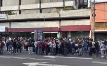 VIDEO | Empleados de limpia se manifiestan en la alcaldía Cuauhtémoc para exigir plazas pendientes