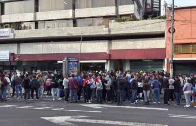 VIDEO | Empleados de limpia se manifiestan en la alcaldía Cuauhtémoc para exigir plazas pendientes