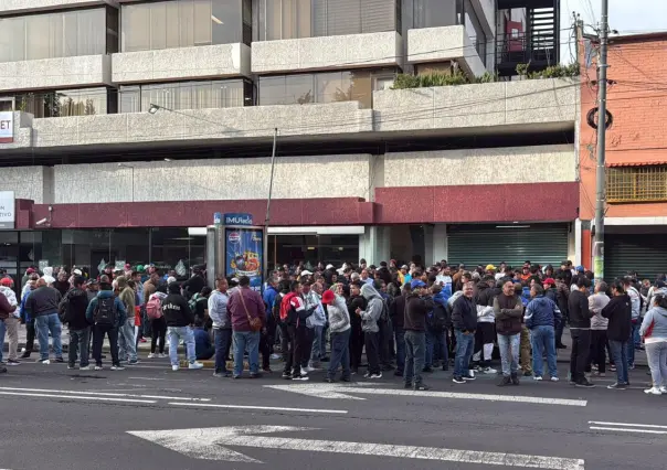 VIDEO | Empleados de limpia se manifiestan en la alcaldía Cuauhtémoc para exigir plazas pendientes