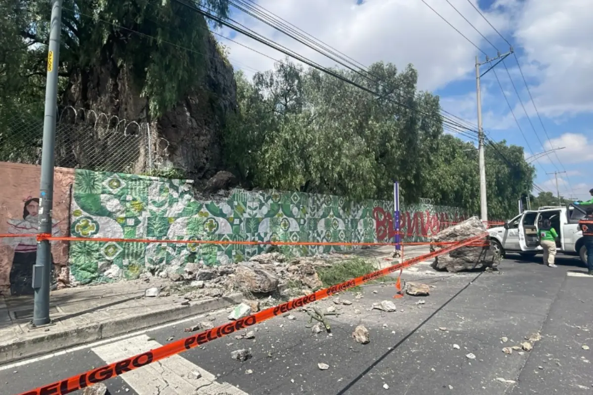 Caída de roca del cerro del Tepeyac en CDMX. Foto: X (@SGIRPC_CDMX)