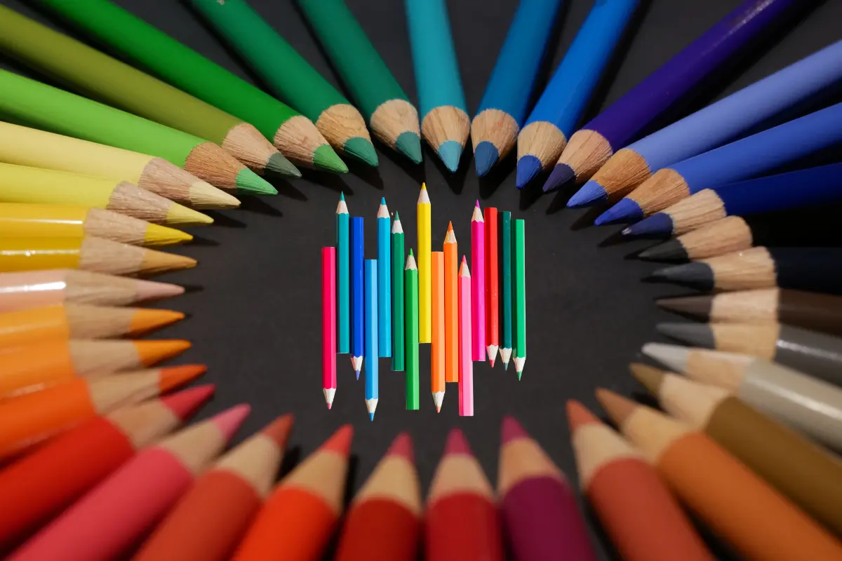 Al comprar lápices de colores para surtir la lista de útiles escolares, Profeco recomienda comprarlos en negocios establecidos. Foto: Canva