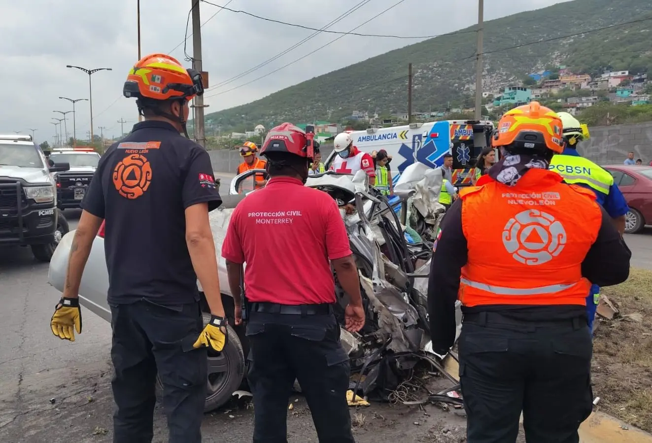 La pareja falleció en el lugar del accidente, antes de recibir atención médica. Foto: Protección Civil de Nuevo León.