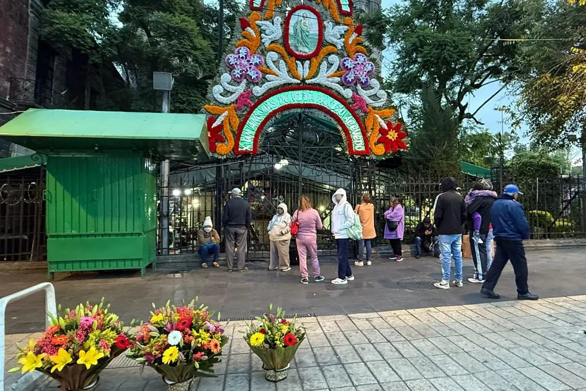 Feligreses al exterior del Templo de San Hipólito en la colonia Guerrero en CDMX. Foto: Ramón Ramírez