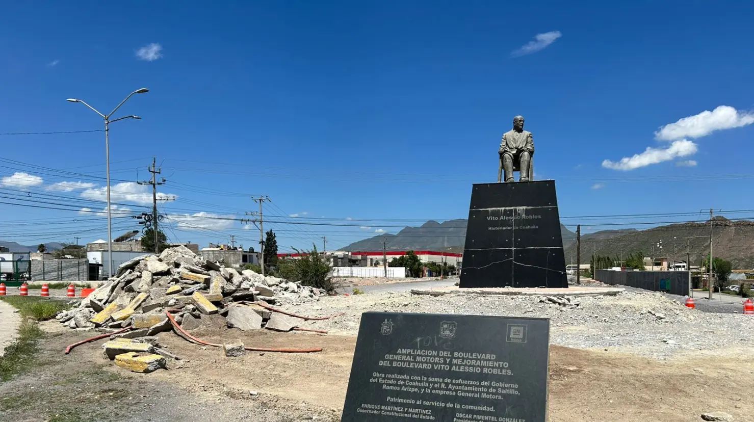 La estatua de Vito Alessio Robles en Saltillo fue removida. (Fotografías: Leslie Delgado y Édgar Romero)