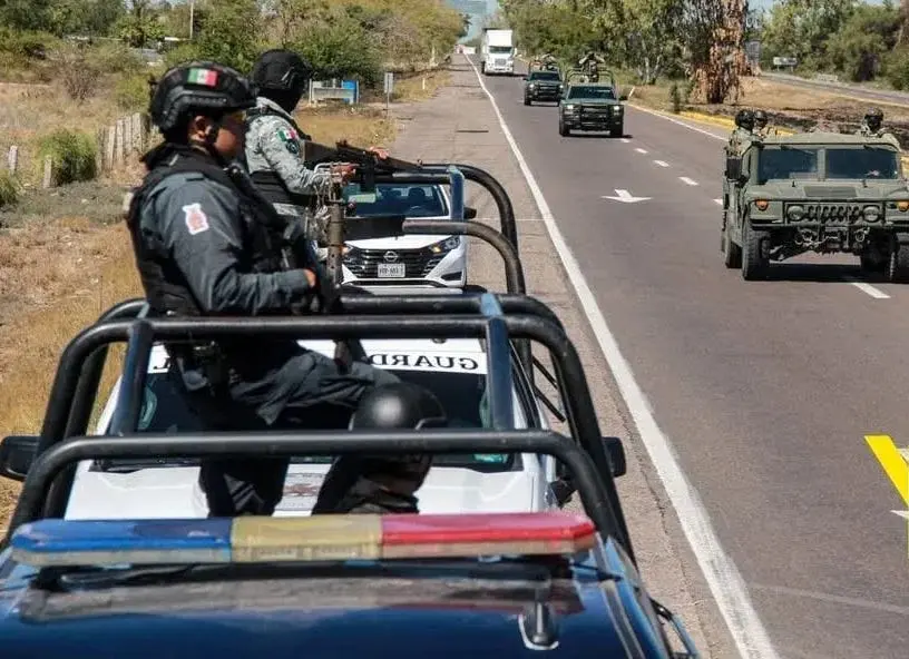 Elementos federales durante operativo en carretera de Sinaloa. Foto: X (@sspsinaloa1)