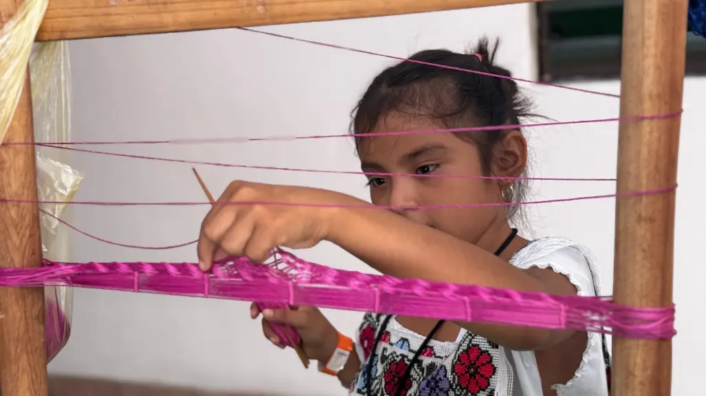 Niña artesana de 8 años, originaria de Quintana Roo, sorprende por su talento para urdir hamacas