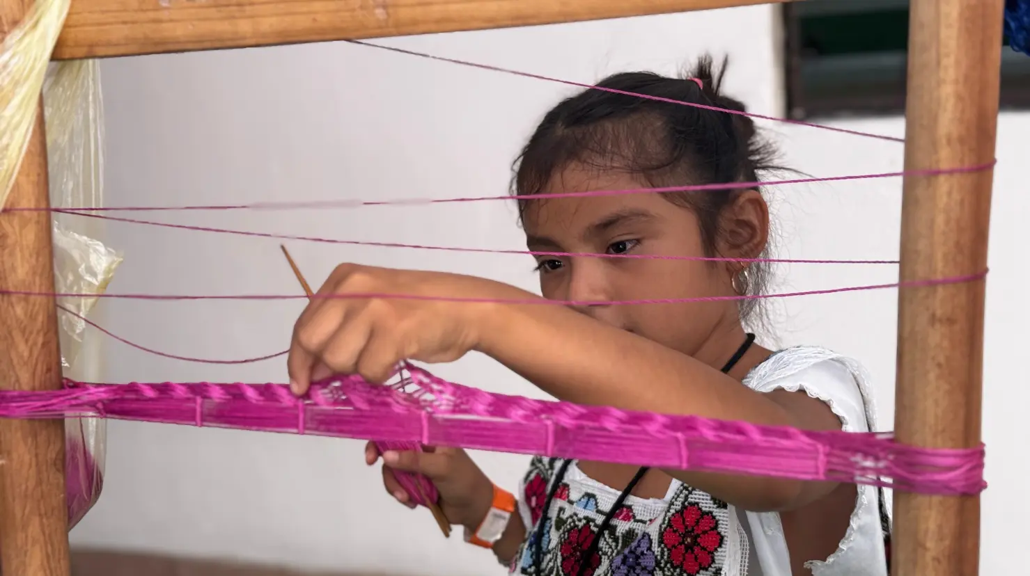 Guadalupe, con 8 años es una artesana talentosa a la hora de hundir hamacas. Foto: Irving Gil