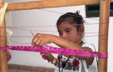 Niña artesana de 8 años, originaria de Quintana Roo, sorprende por su talento para urdir hamacas
