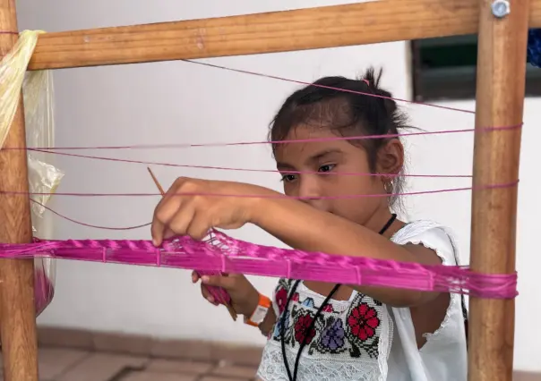 Niña artesana de 8 años, originaria de Quintana Roo, sorprende por su talento para urdir hamacas