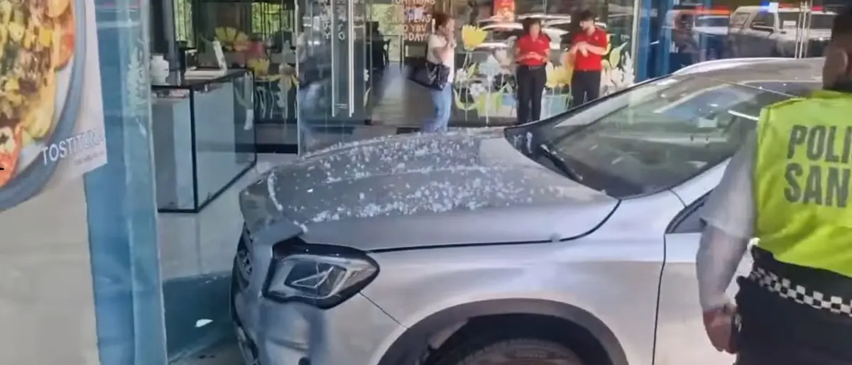 Auto se impacta contra local en San Pedro. Foto: Protección Civil de Nuevo León