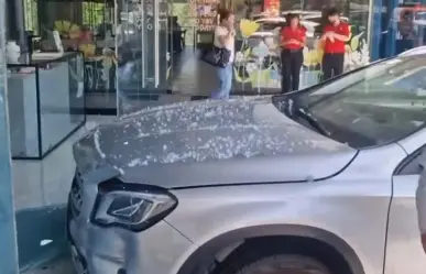 Auto se impacta contra local en San Pedro Garza García I VIDEO