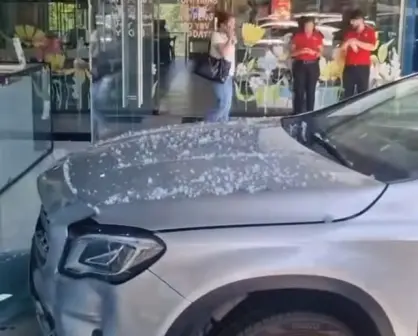 Auto se impacta contra local en San Pedro Garza García I VIDEO